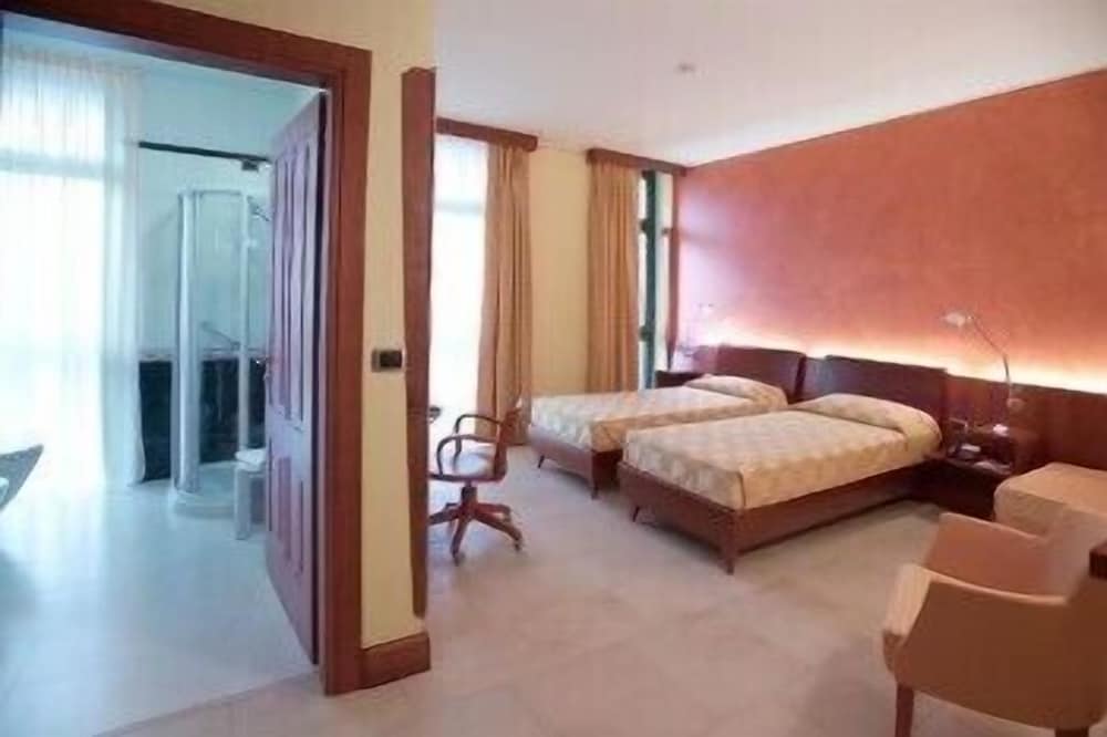 Triple Room, 3 Twin Beds photo 2