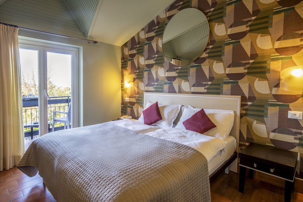 Superior Double or Twin Room, Balcony, Partial Lake View