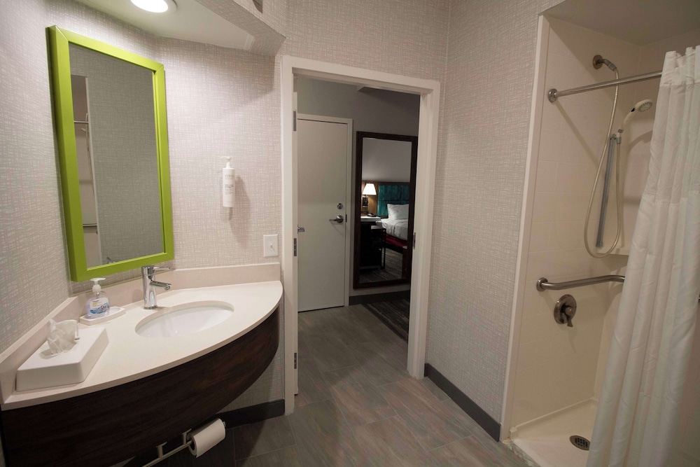 Room, Accessible, Non Smoking (Hearing Impaired/Roll-in Shower) - Photo 13