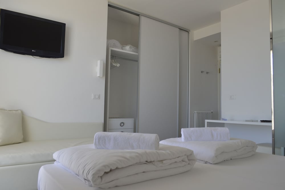 Superior Triple Room, Sea View photo 3
