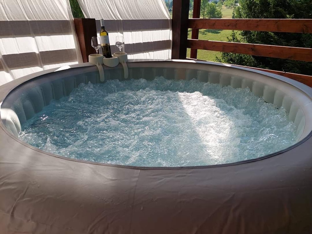 Deluxe Studio, Hot Tub photo 2