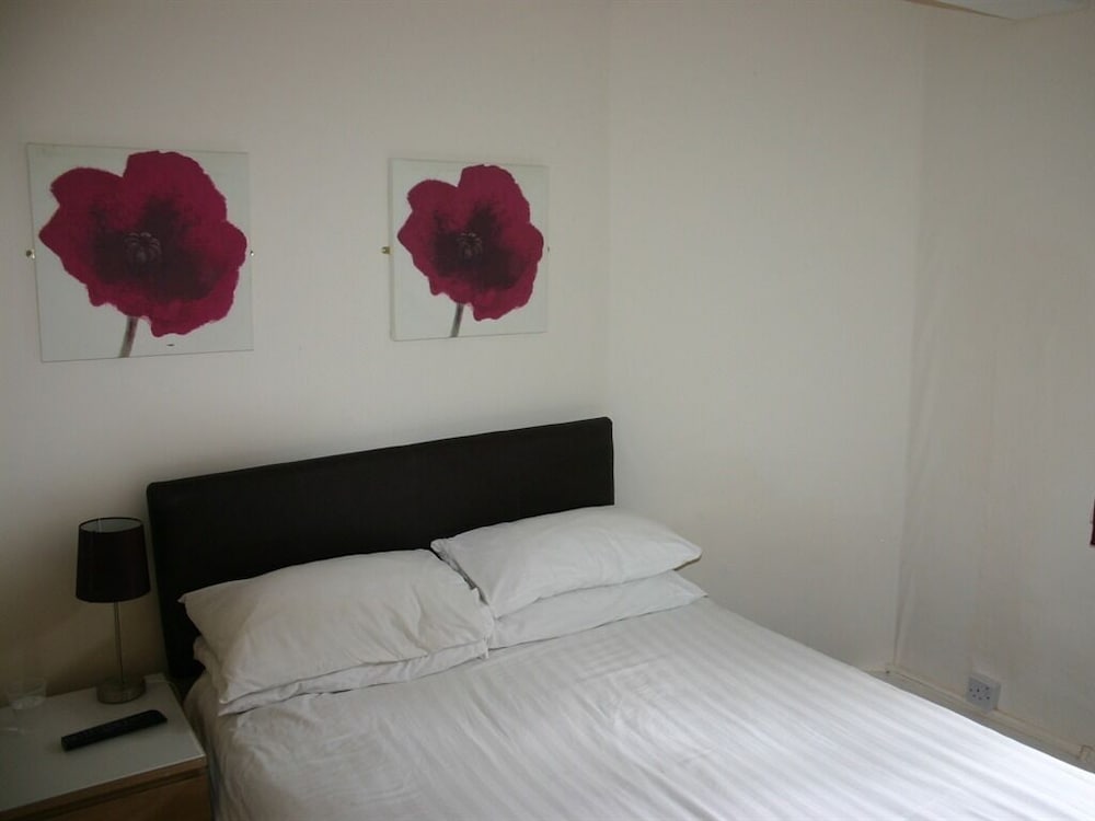 Basic Double Room, Ensuite (Small) photo 1