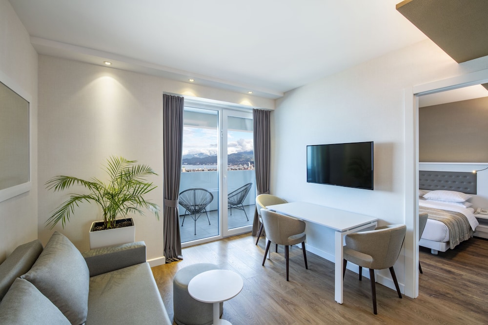 One Bedroom Suite - Photo 5