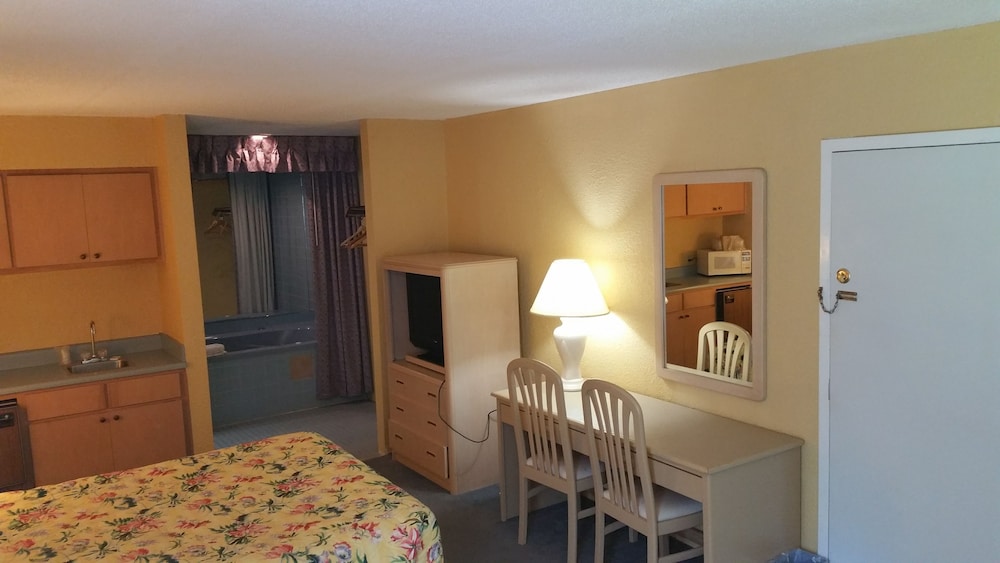 Deluxe Room, 1 Queen Bed, Smoking, Jetted Tub photo 3