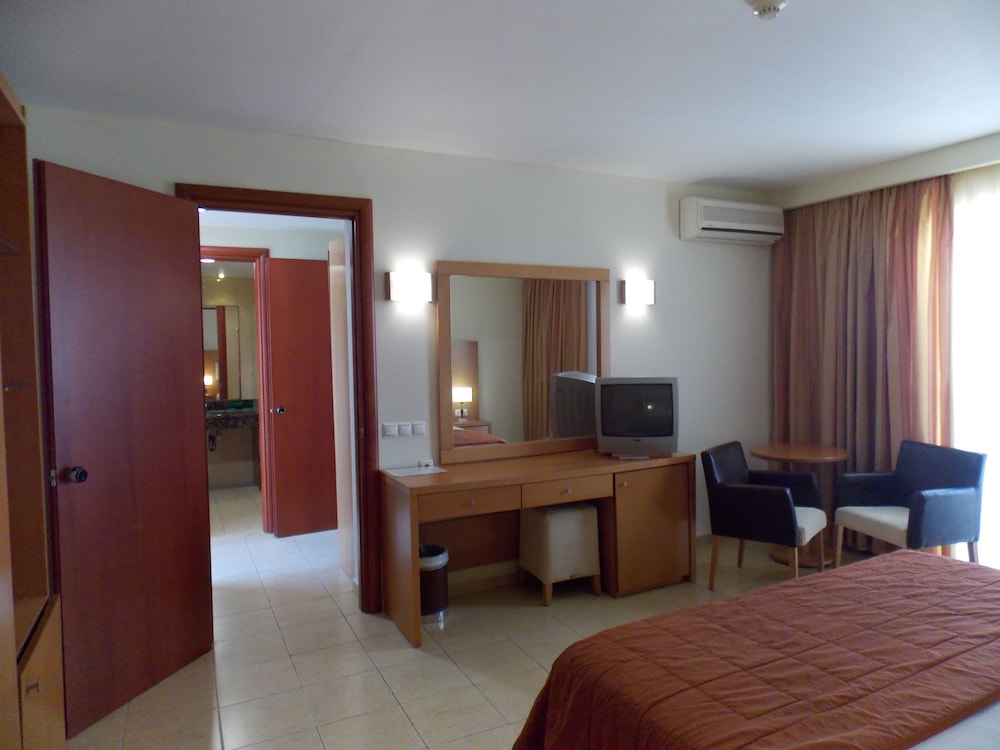 Standard Room, Multiple Beds, Non Smoking, Balcony photo 1