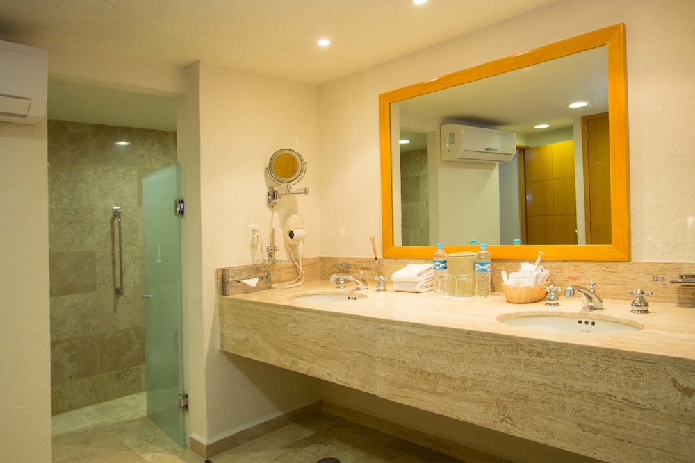 Deluxe Room, 2 Double Beds, Balcony, Partial Ocean View - Photo 2