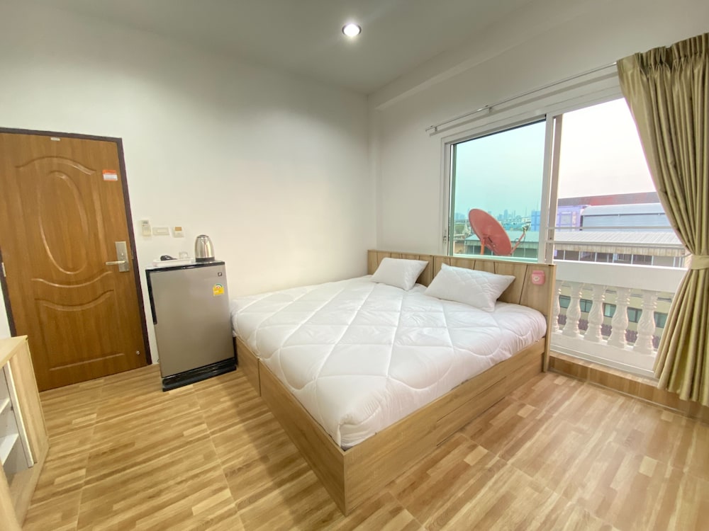 Deluxe Room, 1 King Bed, Non Smoking, City View photo 1