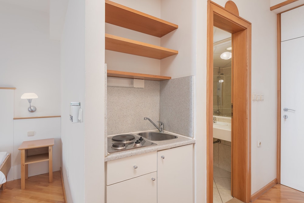 Basic Twin Room, Balcony, Partial Sea View - Photo 7