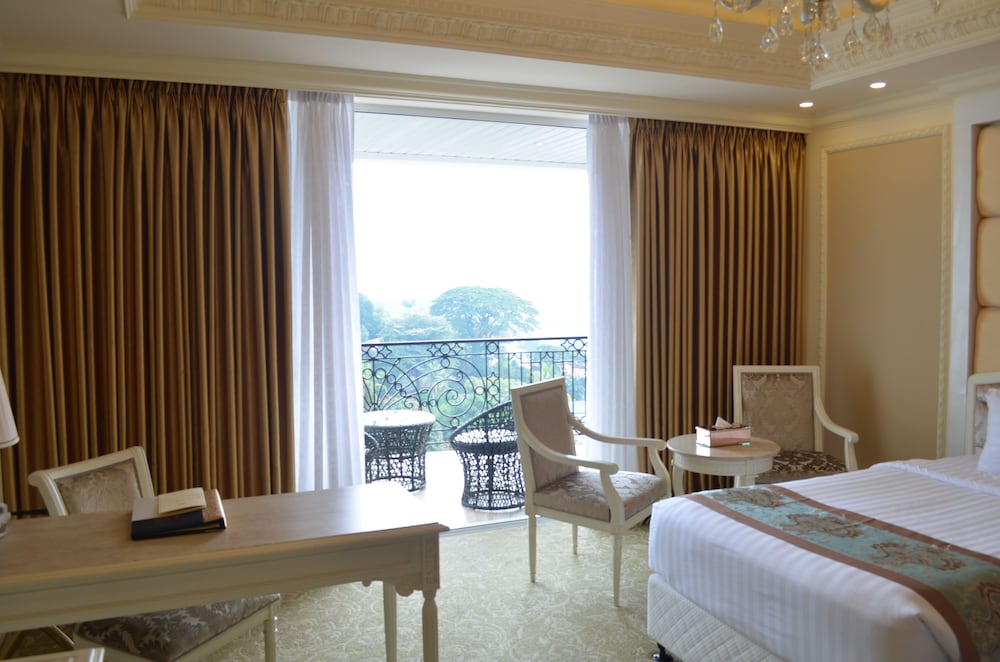 Deluxe Room with Balcony photo 3