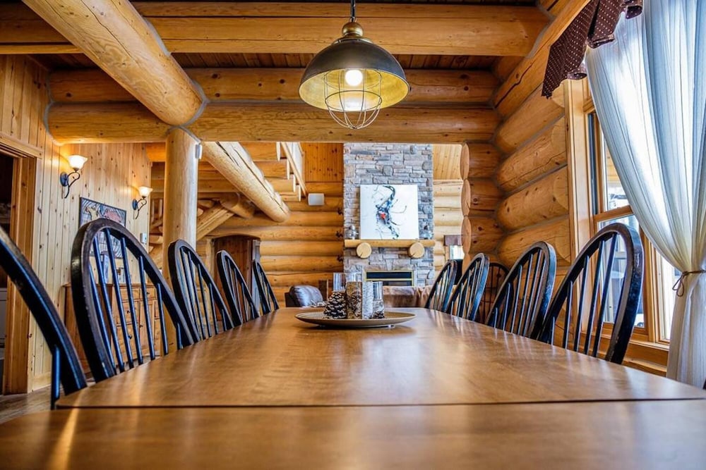 Executive Plus 89 - Luxurious log Home With Private hot tub Pool Sauna and Close to Activities, Photo 7