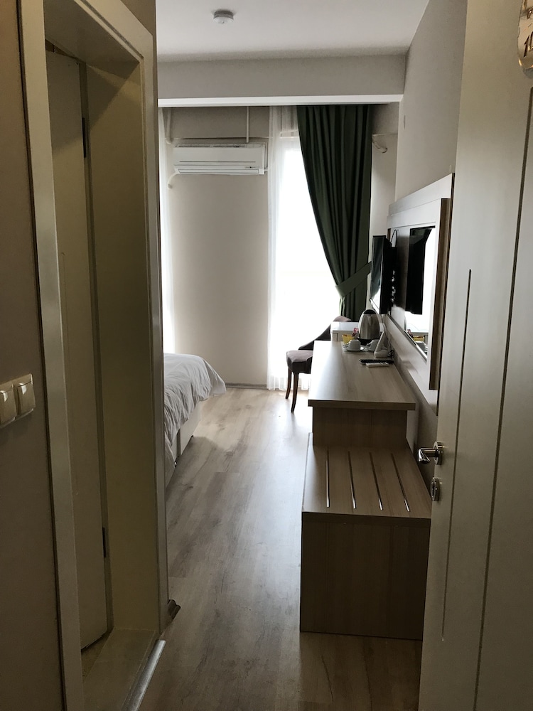 Standard Double or Twin Room - Photo 8