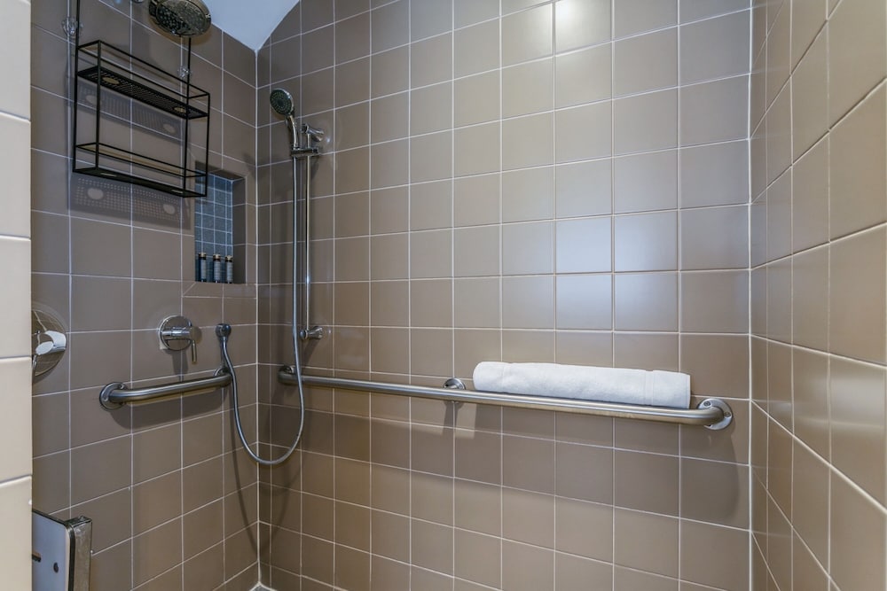 Accessible Queen Room (Self Check-in) thumbnail 6