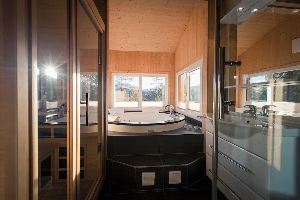 Ferienhaus # 40 mit IR-Sauna & Whirlpool innen