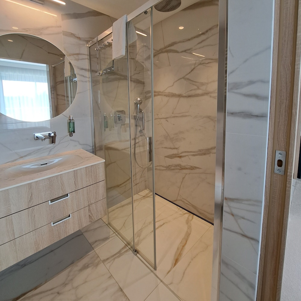 Deluxe Double or Twin Room, 1 King Bed photo 2