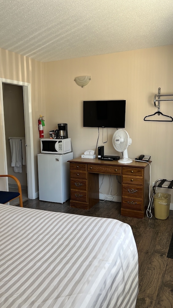 Room, 1 Queen Bed, Kitchenette - Photo 3