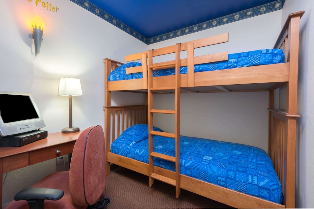 Suite, Multiple Beds, Non Smoking - Photo 2