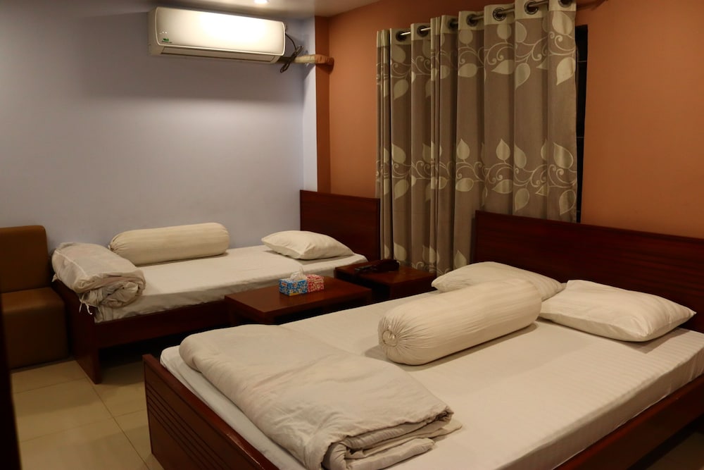 Deluxe Triple Room, City View photo 2