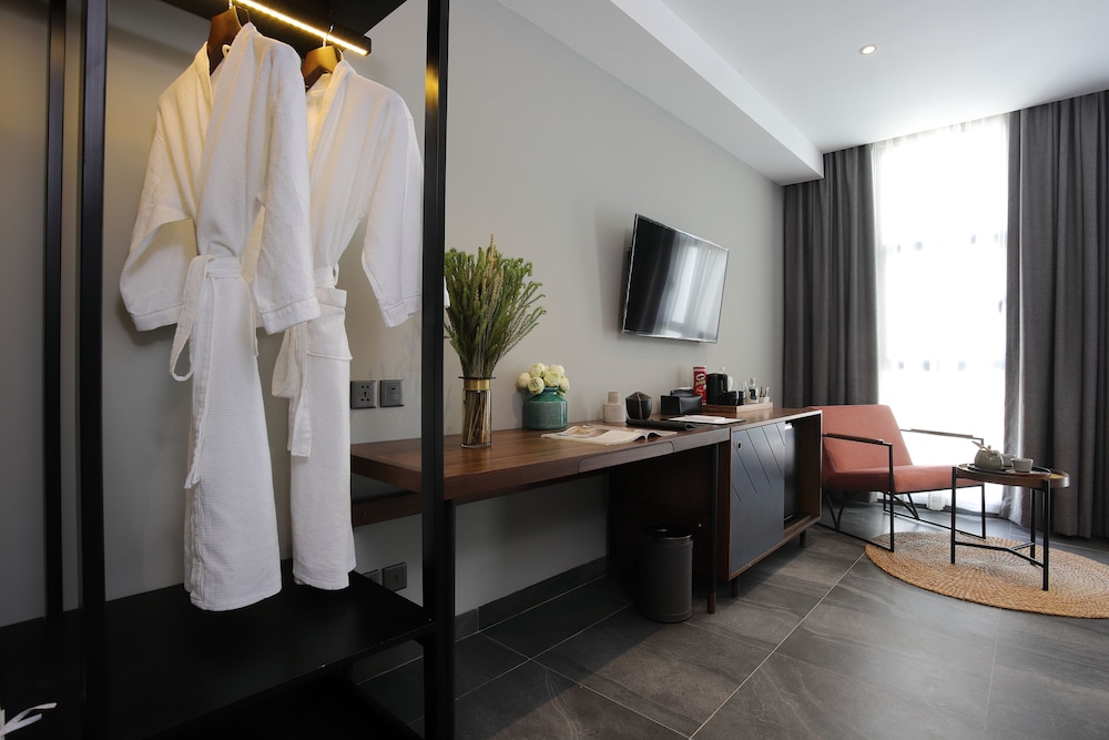 Standard Room, 1 King Bed photo 3