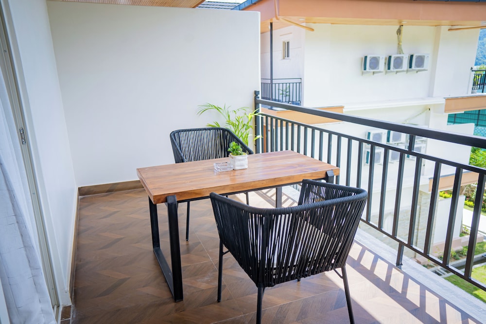 Family Room, Lake View - Photo 6