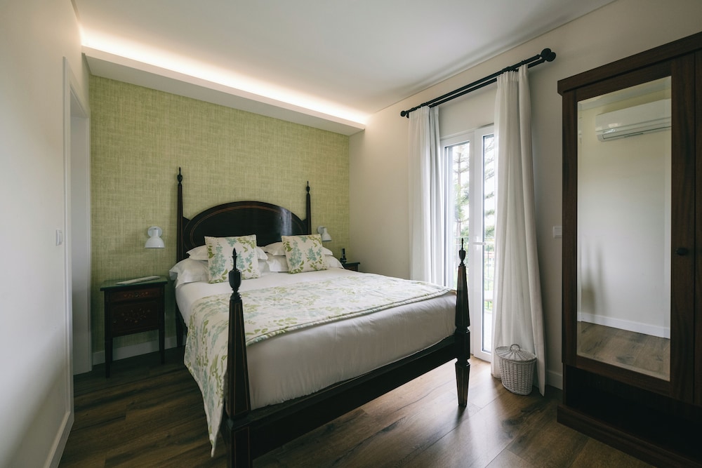 Classic Plus / basic room with private bathroom, balcony and partial sea view