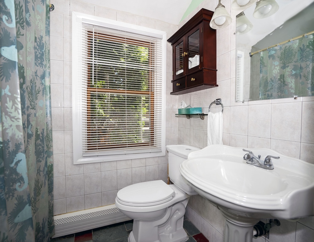Cottage, 3 Bedrooms (1 Queen & 4 Twin Beds - Pet Friendly +FEE) photo 2