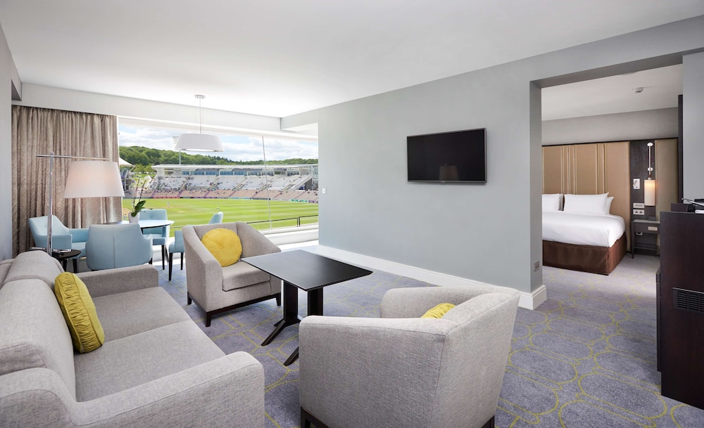 Junior Suite, 1 King Bed, Non Smoking (Pitch View) photo 3