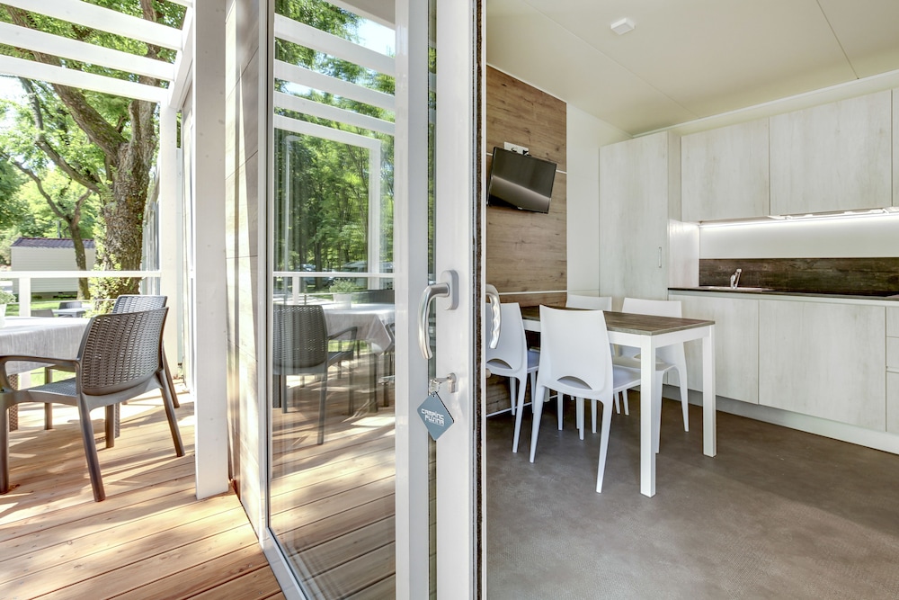 Luxury Mobile Home, 2 Bedrooms, Kitchen photo 3