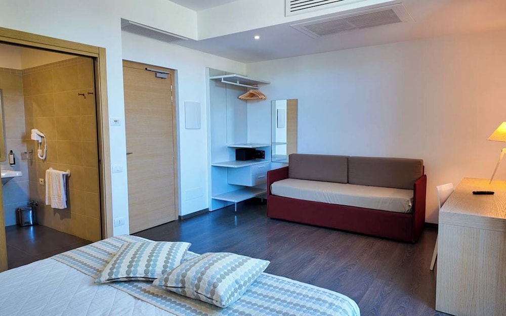 Classic Triple Room, Sea View photo 3