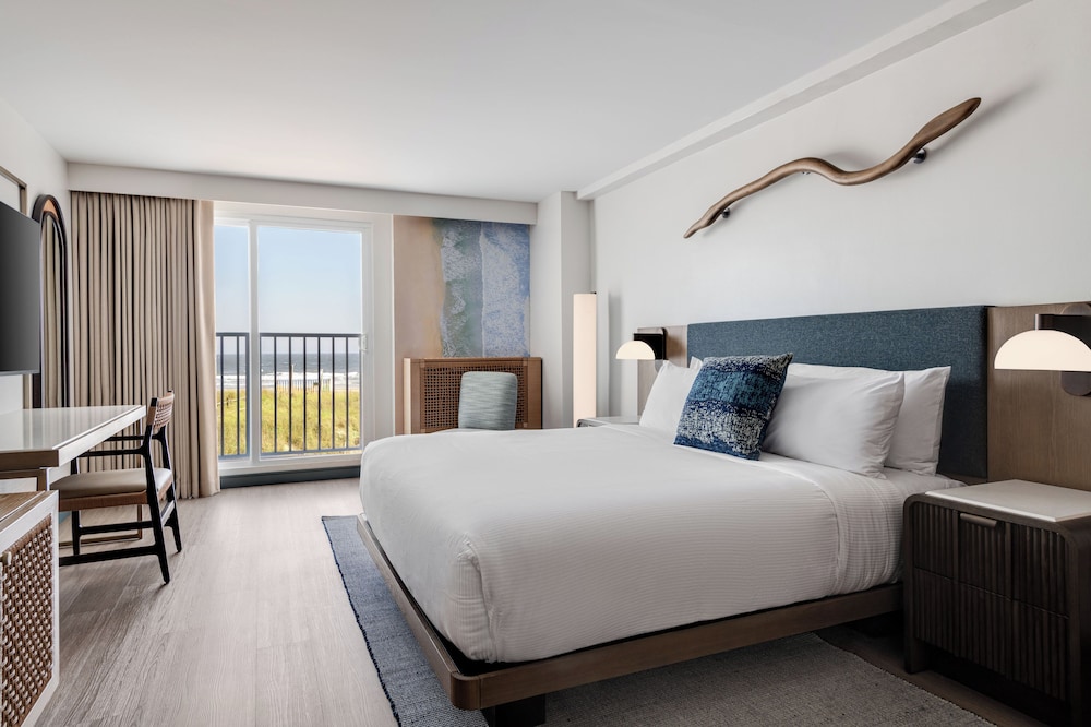 Room, 1 King Bed, Balcony, Partial Ocean View (Hearing Accessible) photo 1