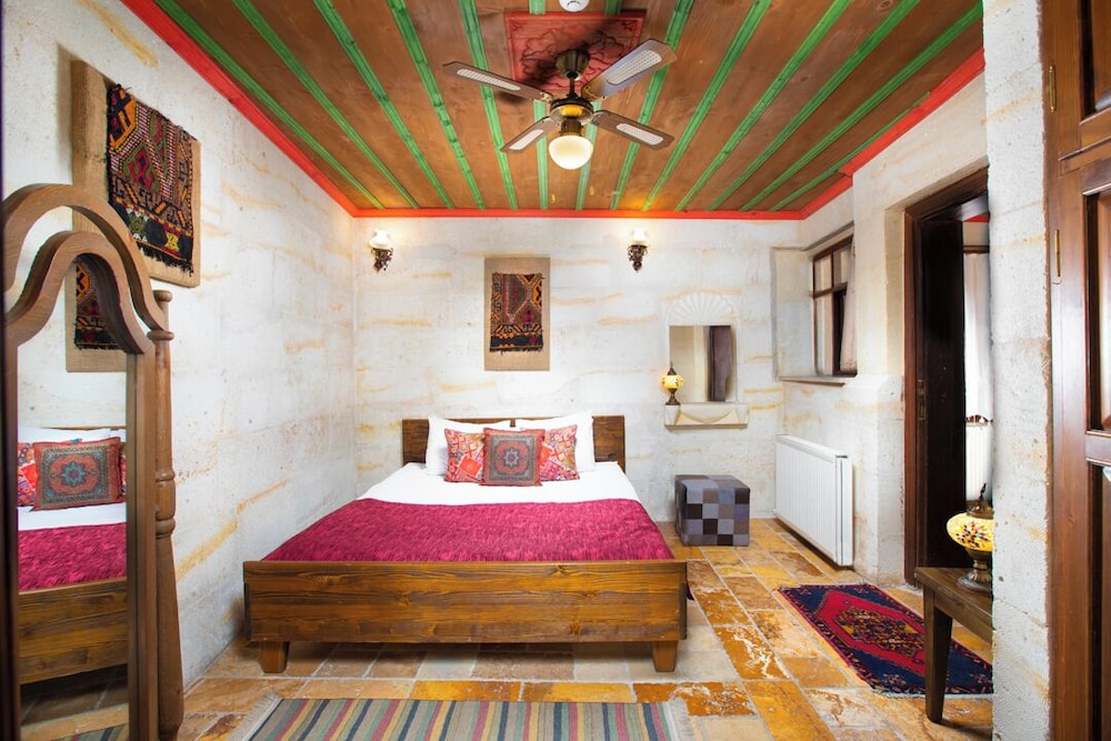 Deluxe Suite with Jacuzzi and Turkish Bath photo 2
