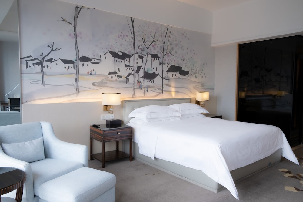 Superior Room, 1 King Bed(Complimentary Mini Bar and Night Snack) - Photo 3