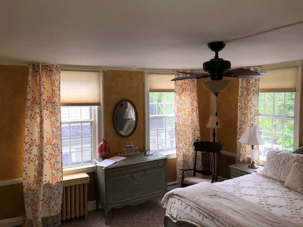 Roger Williams Room photo 3