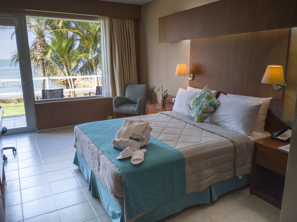 Deluxe Room, 1 Queen Bed, Balcony, Sea View photo 2