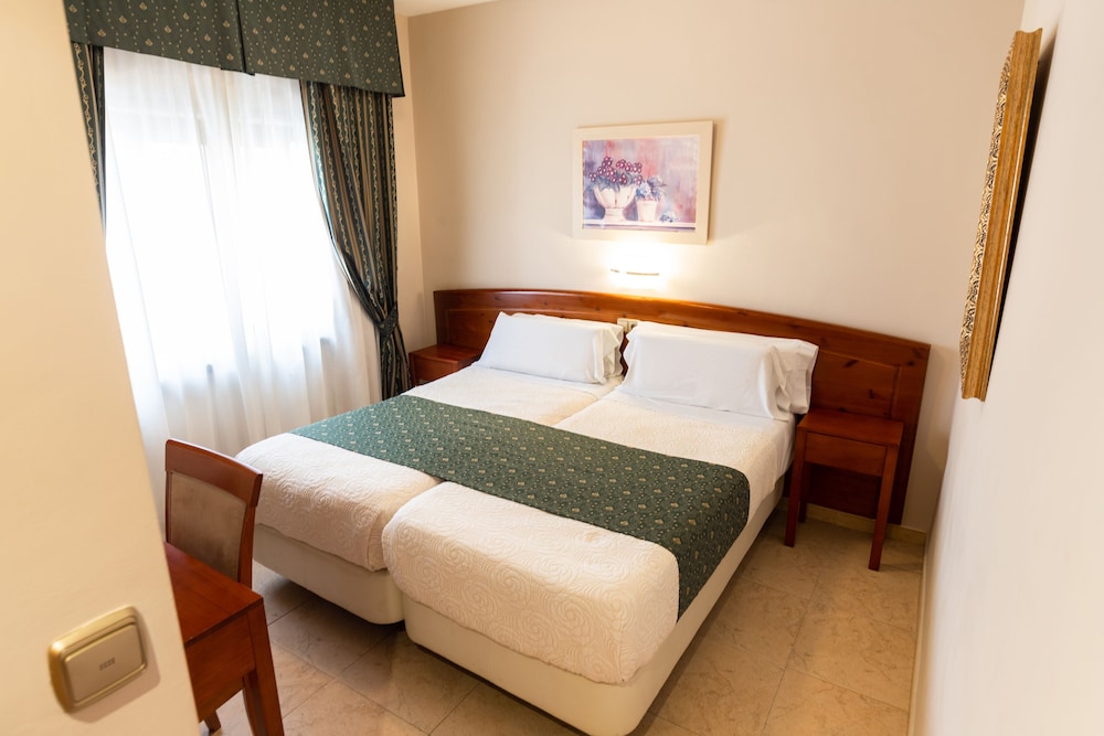 Double or Twin Room - Photo 4