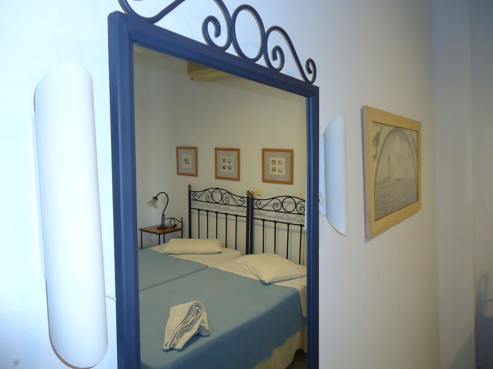 Economy Twin Room photo 2