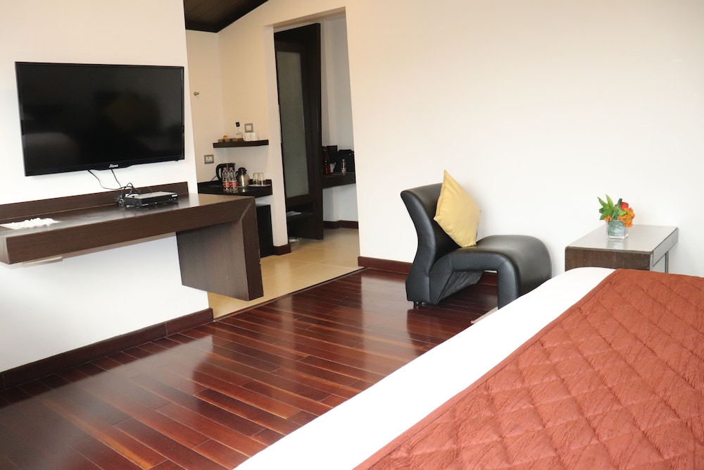 Club Suite Room - Photo 4