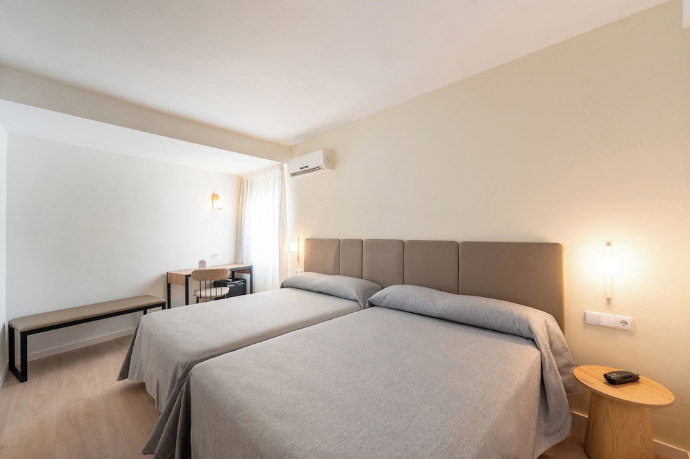 Superior Room (3 Adults) - Photo 1