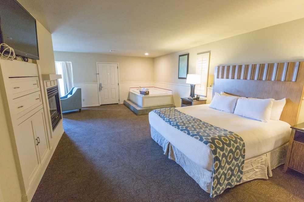 Deluxe Room, 1 King Bed, Jetted Tub, Partial Ocean View