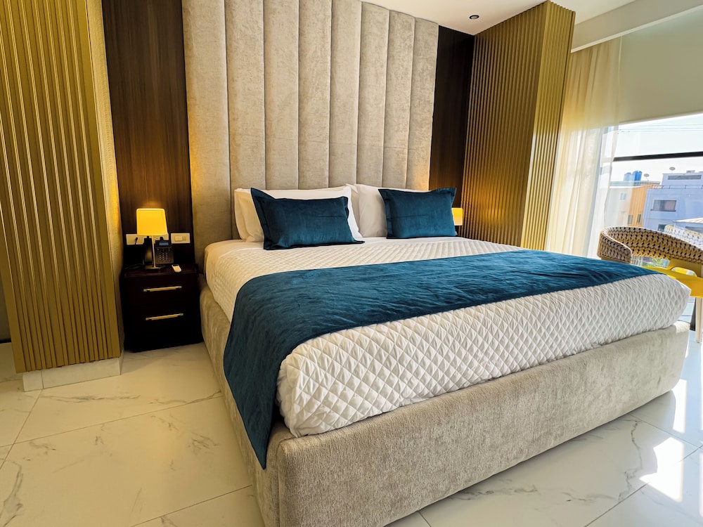 Deluxe Room, Hot Tub, City View