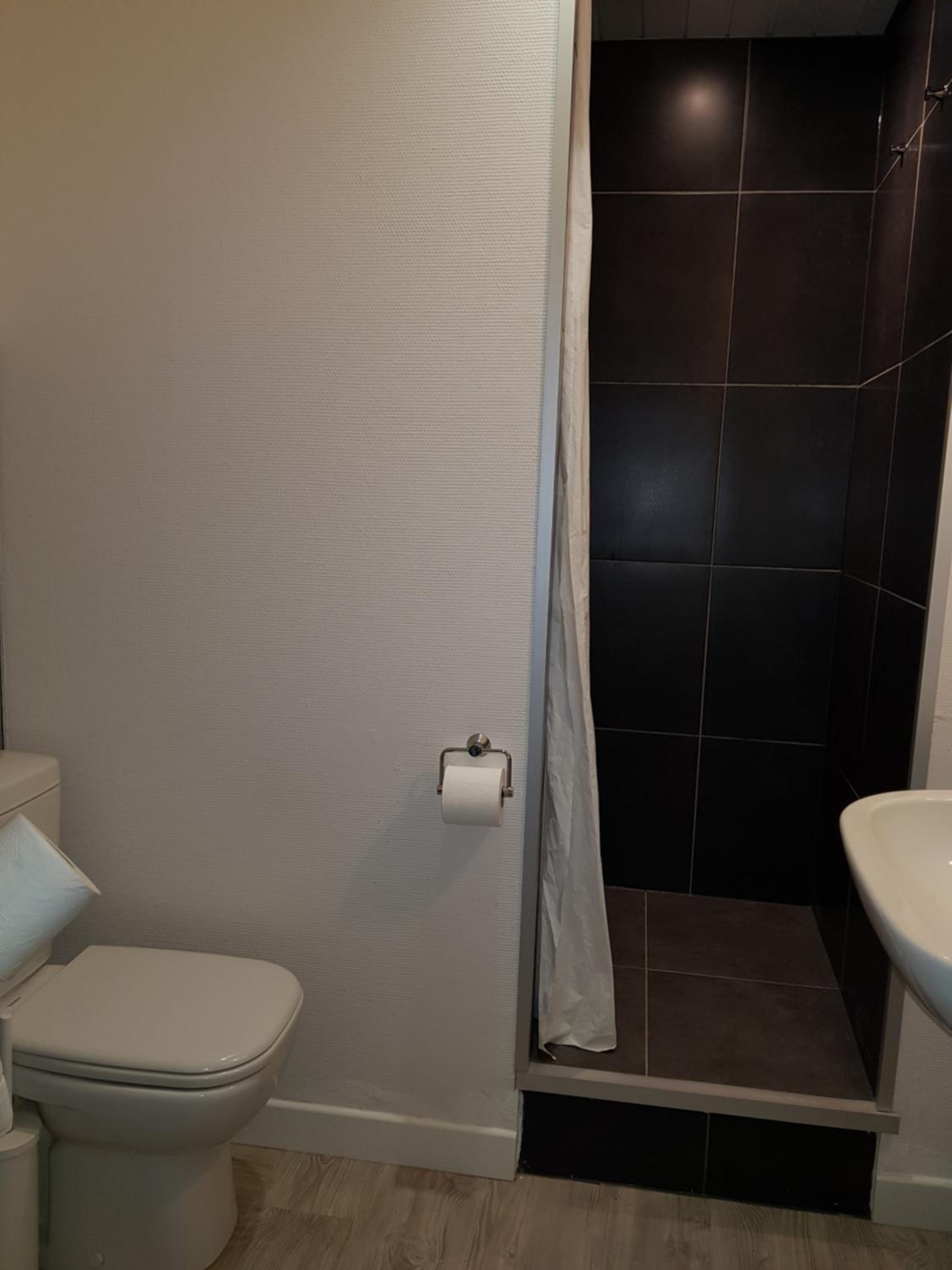 Budget Twin Room - Photo 7