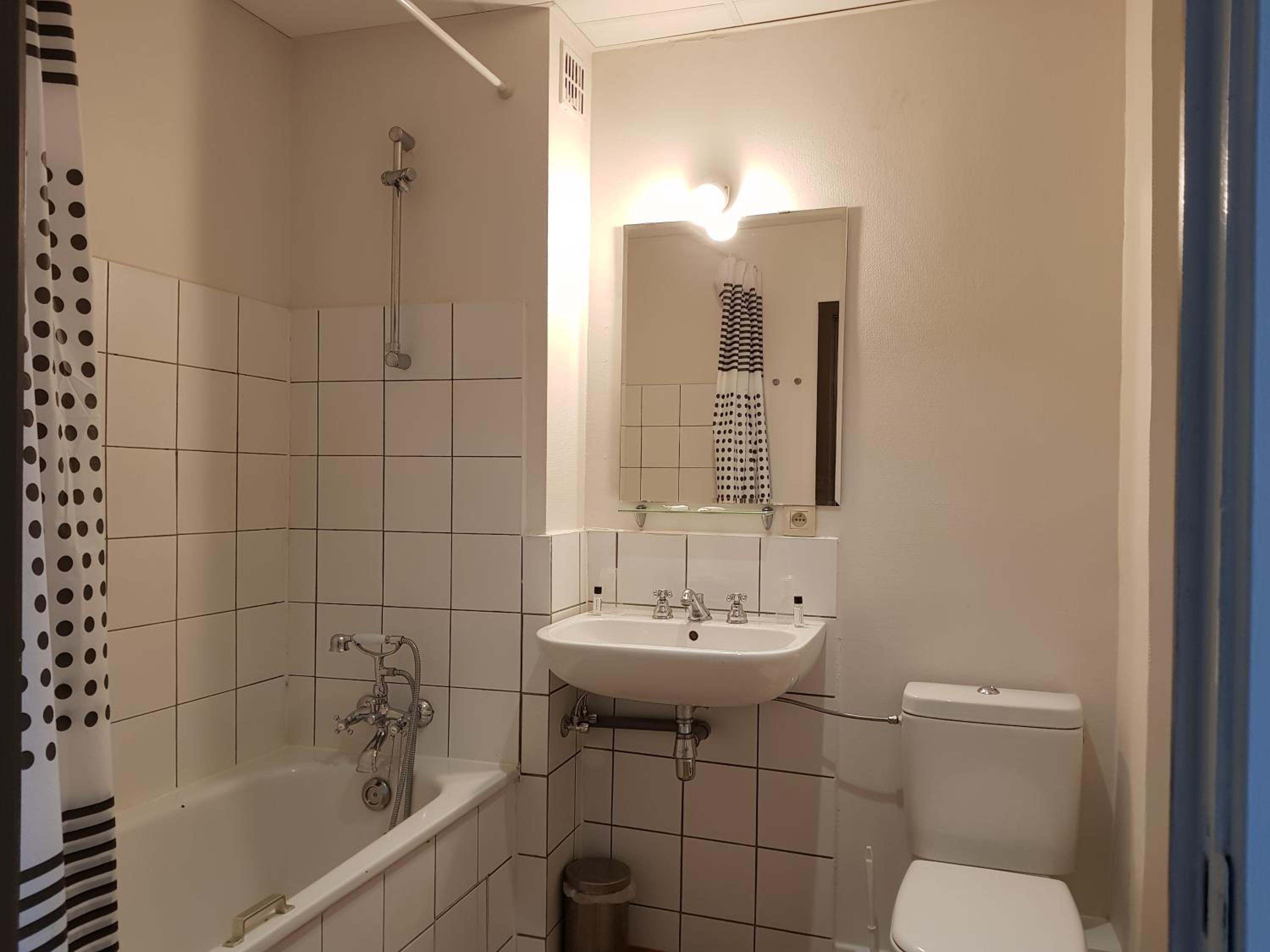 Budget Twin Room - Photo 5