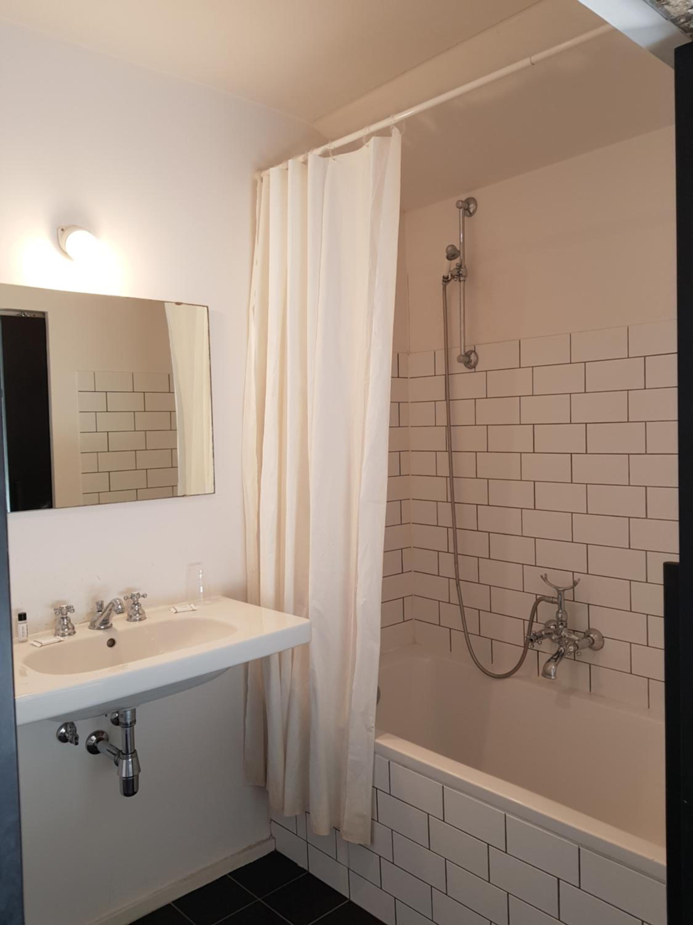 Budget Twin Room - Photo 3