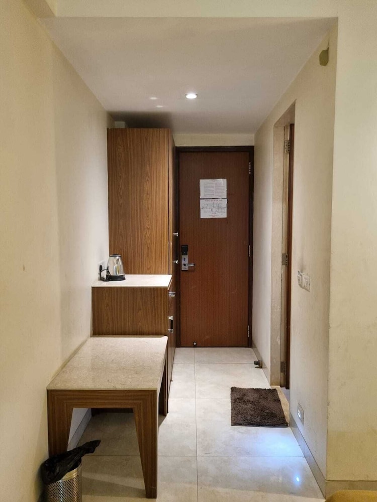 Deluxe King Room - Photo 2