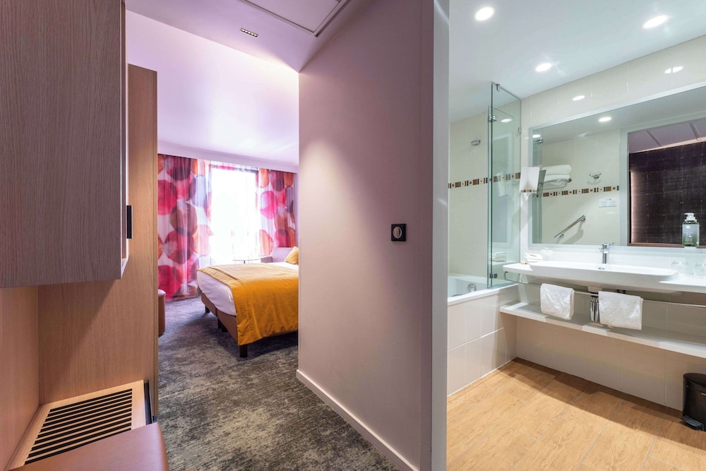 Superior Room, 1 King Bed, Smoking - Photo 5