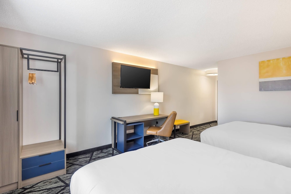 Standard Room, 2 Queen Beds, Non Smoking - Photo 3