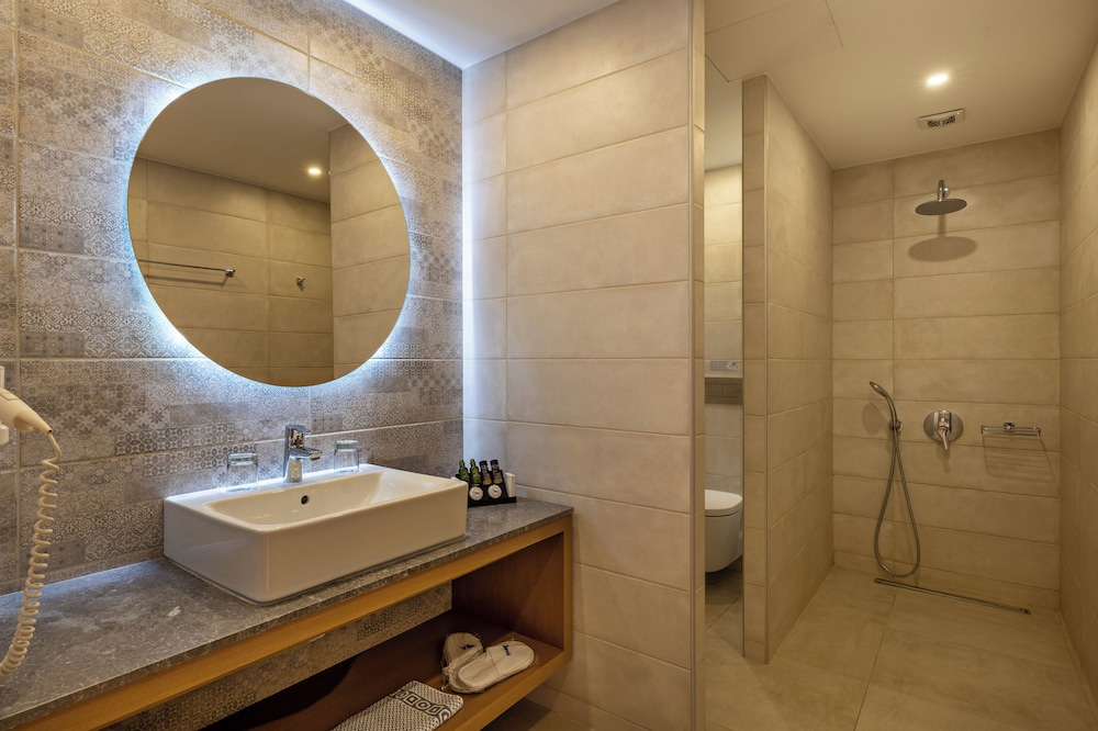 Standard Suite, 1 Bedroom thumbnail 5