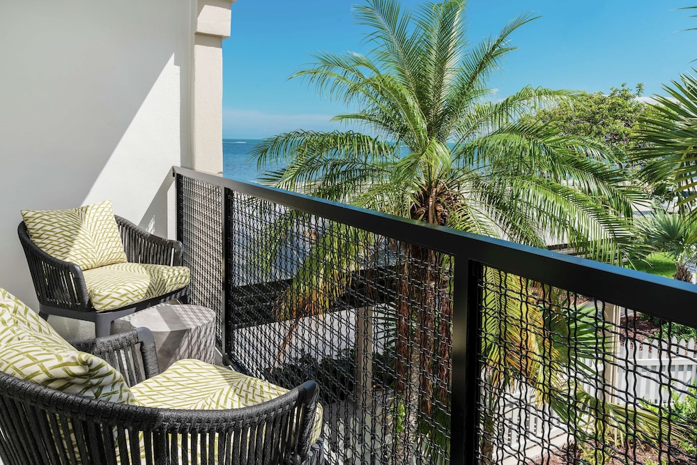 Studio, 1 King Bed, Partial Ocean View thumbnail 6