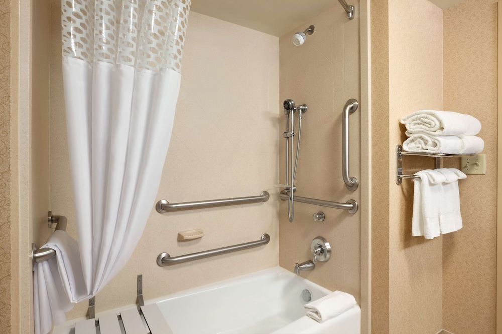 Room, 2 Queen Beds, Accessible, Bathtub - Photo 4
