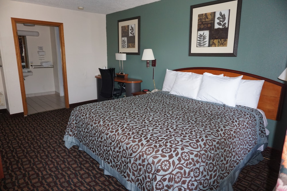 Standard Room, 1 King Bed - Photo 2
