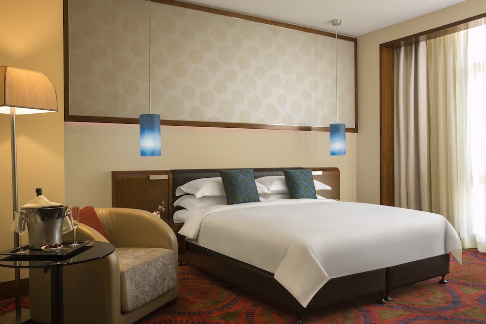 Room, 1 King Bed, Club Lounge Access - Photo 2